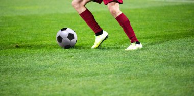 Futbolcu futbolu tekmeliyor