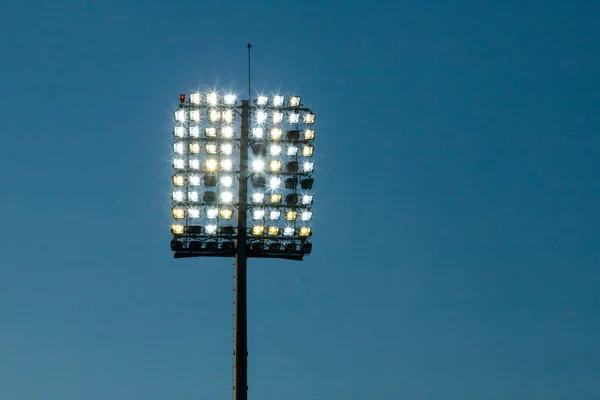 スタジアムの照明反射板と暗い青空 — ストック写真