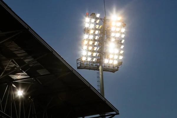 スタジアムの照明反射板と暗い青空 — ストック写真