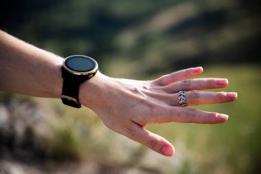 Akıllı saat takan bir kadın.