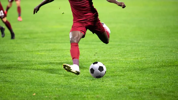 Futbolcu Futbolu Tekmeliyor — Stok fotoğraf