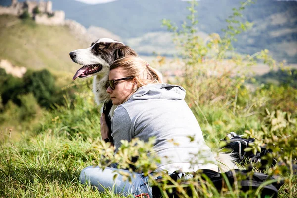 Femme Étreignant Son Chien Blanc Extérieur — Photo