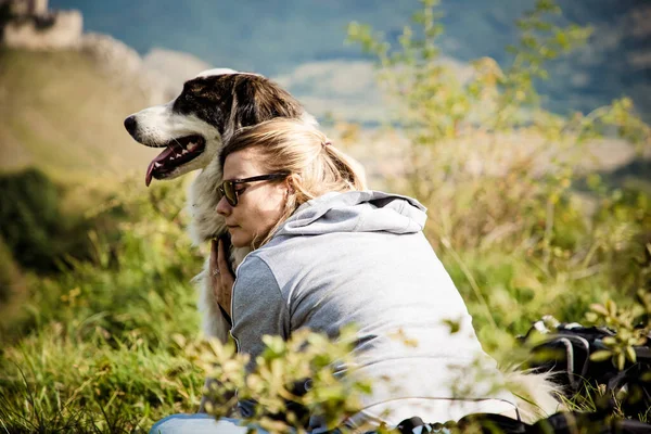 Kobieta Przytulając Jej Biały Pies Zewnątrz — Zdjęcie stockowe