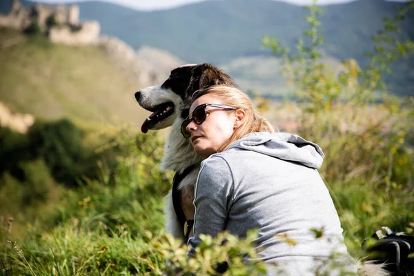 Kobieta Przytulając Jej Biały Pies Zewnątrz — Zdjęcie stockowe