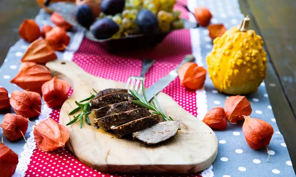 Hálaadási Asztal Hússal Friss Őszi Gyümölcsökkel Zöldségekkel — Stock Fotó