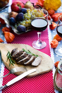 Etli şükran günü masası ve taze sonbahar meyveleri ve sebzeleri.