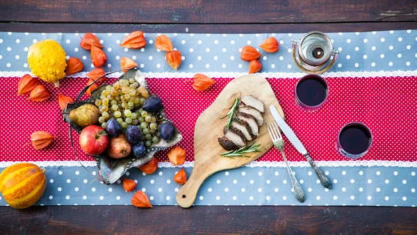 Tavola Del Ringraziamento Con Carne Frutta Verdura Fresca Autunnale — Foto Stock