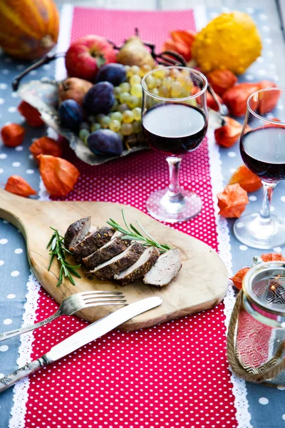 Hálaadási Asztal Hússal Friss Őszi Gyümölcsökkel Zöldségekkel — Stock Fotó