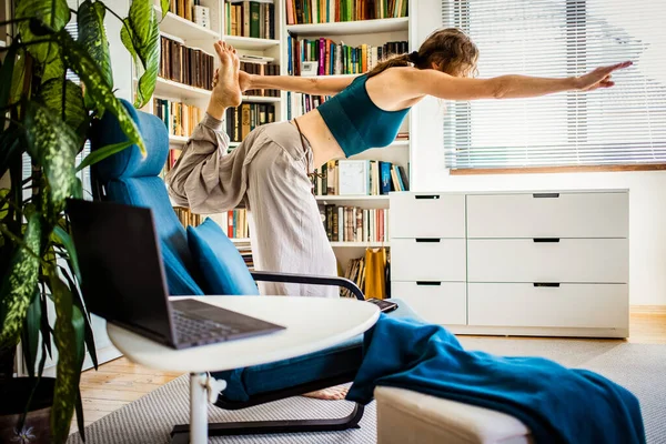 Kvinna Som Gör Yoga Asanas Hemma Med Bärbar Dator — Stockfoto