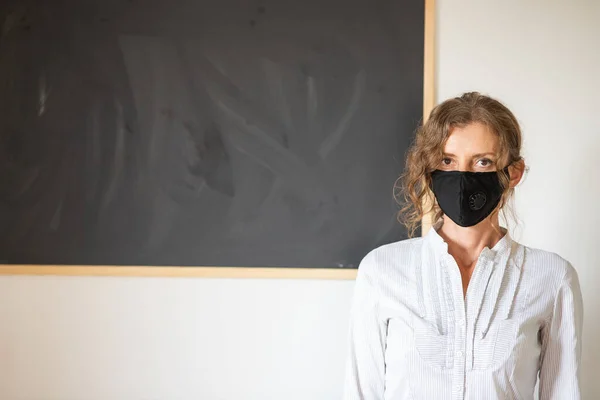 戴医用口罩的学校教师 — 图库照片