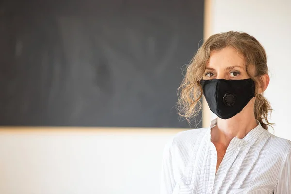 戴医用口罩的学校教师 — 图库照片