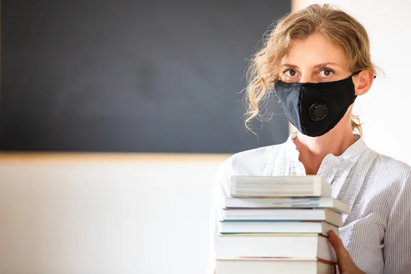 Lärare Med Medicinsk Mask Coronavirus — Stockfoto