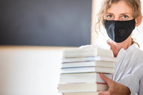 Insegnante Scuola Con Maschera Medica Coronavirus — Foto Stock