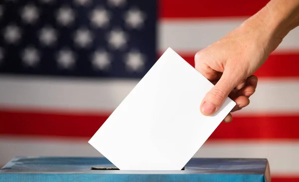 アメリカの選挙 投票とアメリカの旗 — ストック写真