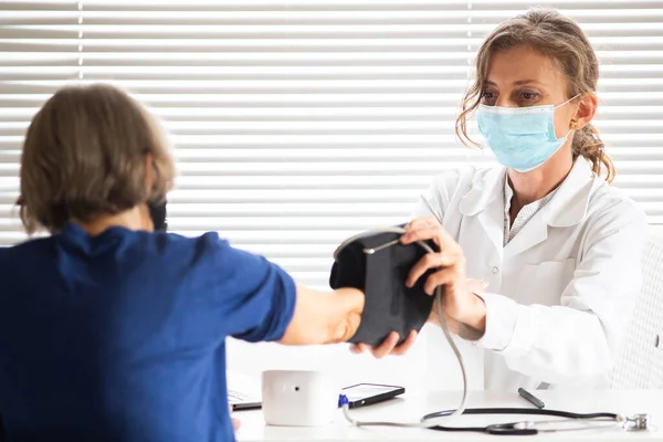 Doctora Consultando Paciente Con Máscara Médica —  Fotos de Stock