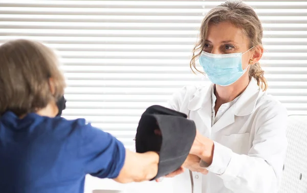 Médico Feminino Consultar Paciente Usando Máscara Médica — Fotografia de Stock