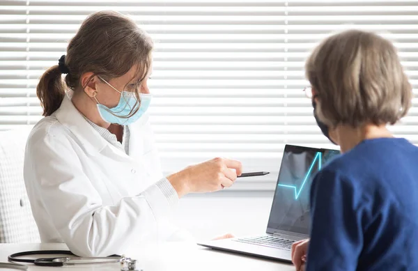 Doctora Consultando Paciente Con Máscara Médica —  Fotos de Stock