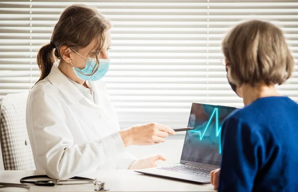 Doctora Consultando Paciente Con Máscara Médica —  Fotos de Stock