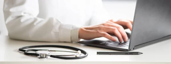 Mãos Médico Trabalhando Conceito Tele Medicina Laptop — Fotografia de Stock