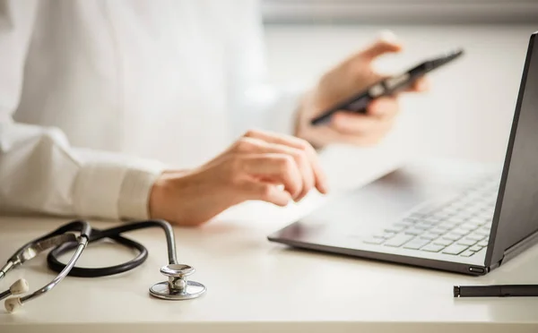 Mãos Médico Trabalhando Conceito Tele Medicina Laptop — Fotografia de Stock