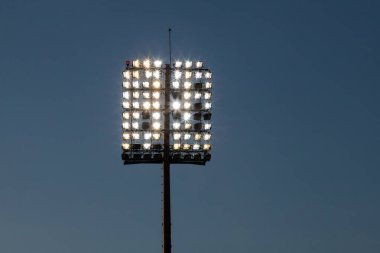 Stadyum ışıkları yansıtıcı ve koyu mavi gökyüzü