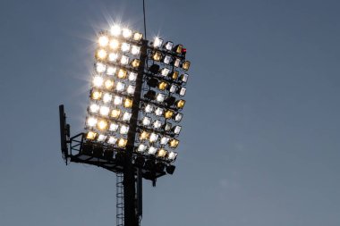 Stadyum ışıkları yansıtıcı ve koyu mavi gökyüzü