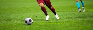 Futbolcu futbolu tekmeliyor