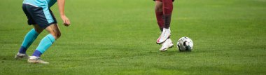 Futbolcu futbolu tekmeliyor