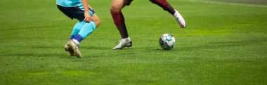 Futbolcu futbolu tekmeliyor