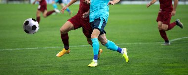 Futbol oyuncularının futbol için savaştığı pankart 