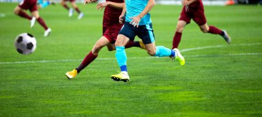 Futbol oyuncularının futbol için savaştığı pankart 