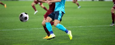 Futbol oyuncularının futbol için savaştığı pankart 