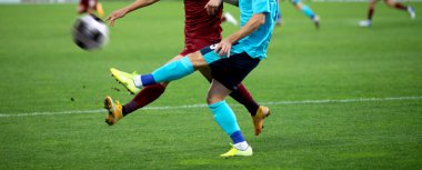 Futbol oyuncularının futbol için savaştığı pankart 