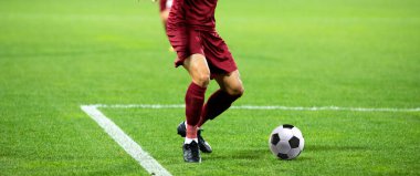 Futbol oyuncularının futbol için savaştığı pankart 