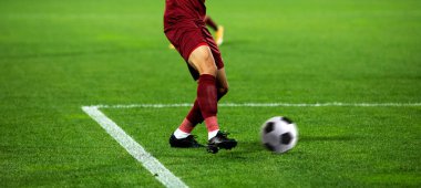 Futbol oyuncularının futbol için savaştığı pankart 