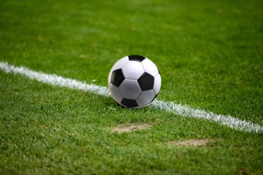 Futbol oyuncularının futbol için savaştığı pankart 