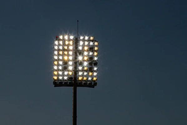 スタジアムの照明反射板と暗い青空 — ストック写真