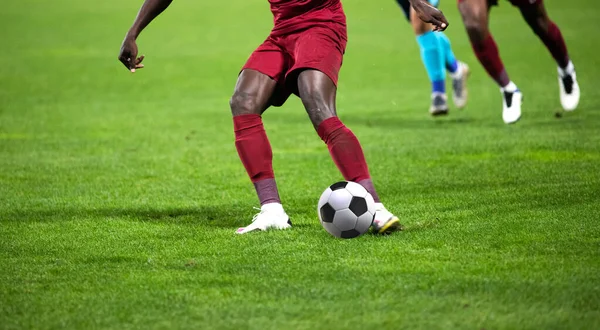 Futbolcu Futbolu Tekmeliyor — Stok fotoğraf