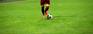 Futbol oyuncularının futbol için savaştığı pankart 