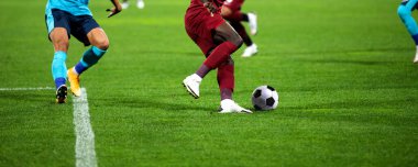 Futbol oyuncularının futbol için savaştığı pankart 