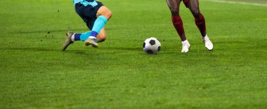Futbol oyuncularının futbol için savaştığı pankart 