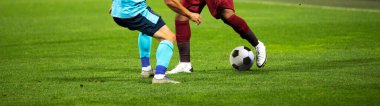 Futbol oyuncularının futbol için savaştığı pankart 