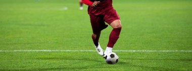 Futbol oyuncularının futbol için savaştığı pankart 