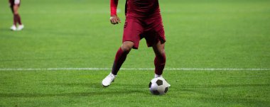 Futbol oyuncularının futbol için savaştığı pankart 