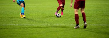Futbol oyuncularının futbol için savaştığı pankart 