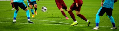 Futbol oyuncularının futbol için savaştığı pankart 