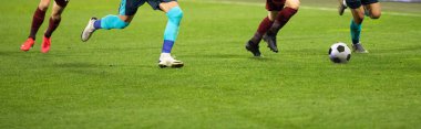 Futbol oyuncularının futbol için savaştığı pankart