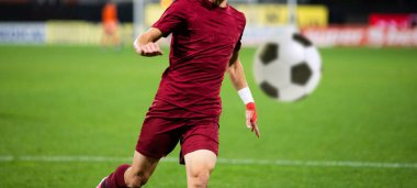 Futbol oyuncularının futbol için savaştığı pankart