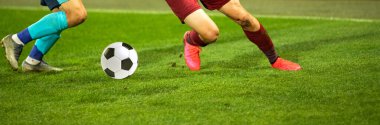 Futbol oyuncularının futbol için savaştığı pankart