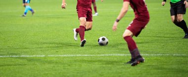 Futbol oyuncularının futbol için savaştığı pankart